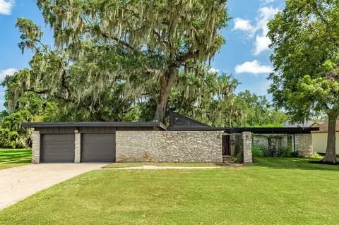 2219 River Oaks Dr, West Columbia, TX 77486