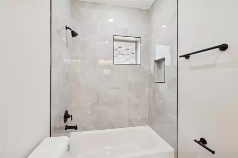 Bath - 2602 Martinas Ct, Spring, TX 77388 photo 2 of 3