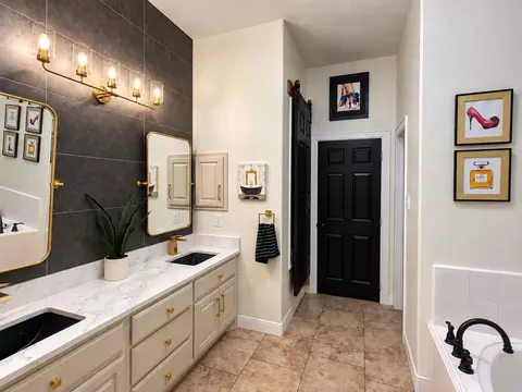 Bath - 1114 Wagon Rd, Wallis, TX 77485 photo 1 of 5