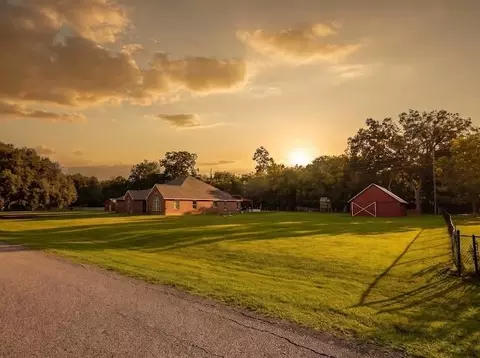Exterior - 1114 Wagon Rd, Wallis, TX 77485 photo 6 of 18