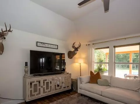 Living - 1114 Wagon Rd, Wallis, TX 77485 photo 1 of 2