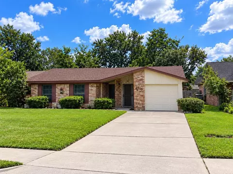 3711 Heatherbrook Dr, Houston, TX 77045