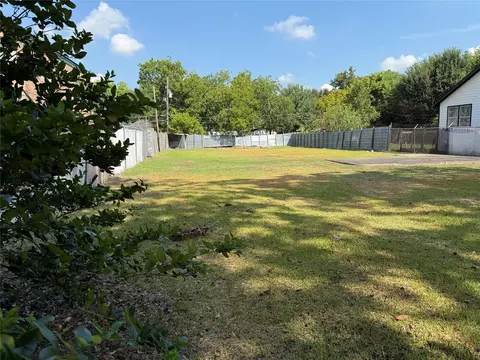 7327 Lindencrest St, Houston, TX 77061