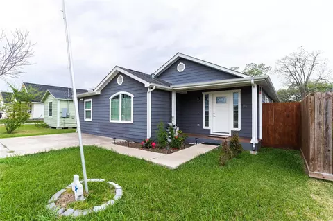 119 S Carroll St, La Porte, TX 77571