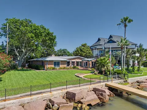 1109 Harbor View Dr, Galveston, TX 77550