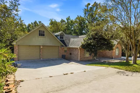 205 Don Q Ln, Baytown, TX 77523