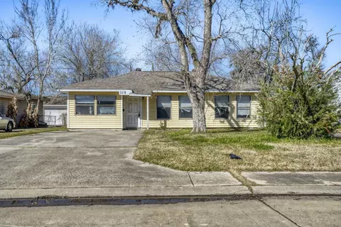 315 Acacia St, Lake Jackson, TX 77566