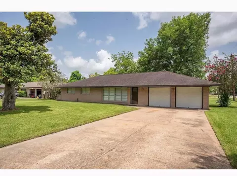 117 Lazy Ln, Lake Jackson, TX 77566