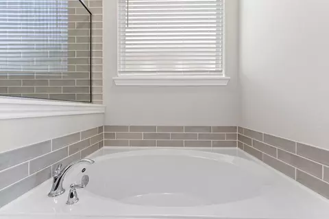 Bath - 3541 Cherrybark Gable Ln, Spring, TX 77386 photo 4 of 6