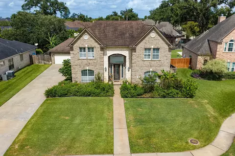 53 Northwood Ct, Lake Jackson, TX 77566