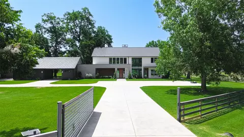 5210 Manor Dr, Sugar Land, TX 77479
