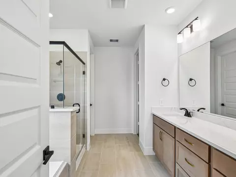Bath - 2823 Clapbread Ln, Rosenberg, TX 77471 photo 6 of 9