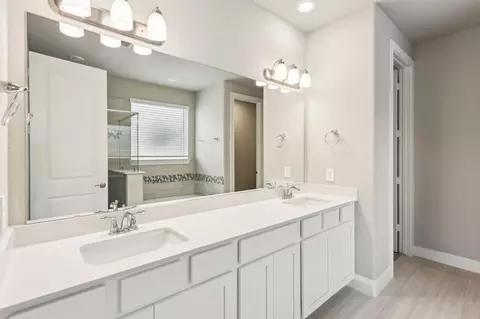 Bath - 2823 Clapbread Ln, Rosenberg, TX 77471 photo 3 of 5