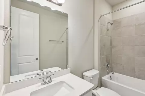 Bath - 2823 Clapbread Ln, Rosenberg, TX 77471 photo 1 of 5
