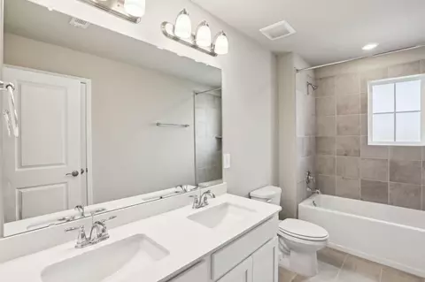 Bath - 2823 Clapbread Ln, Rosenberg, TX 77471 photo 2 of 5