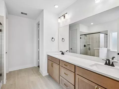 Bath - 2823 Clapbread Ln, Rosenberg, TX 77471 photo 7 of 9