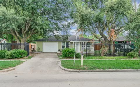 981 S Victory Dr, Houston, TX 77088