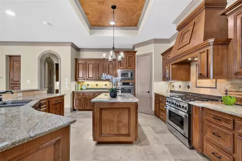 Kitchen - 26 Post Shadow Estate Dr, Spring, TX 77389 photo 4 of 6