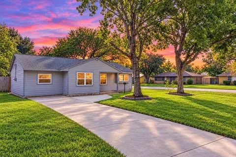 100 Inwood Ln, Highlands, TX 77562