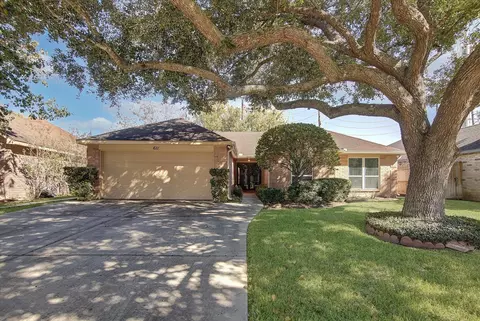 611 E Larkspur Cir, Pearland, TX 77584