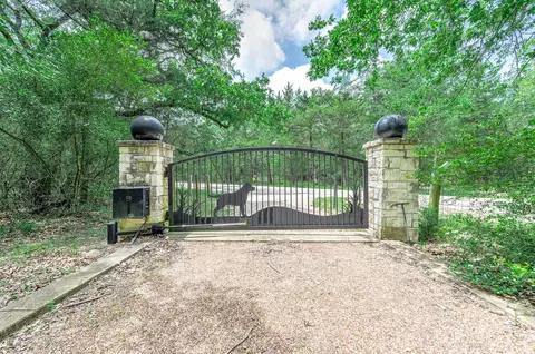 4992 Whispering Oaks Dr, College Station, TX 77845