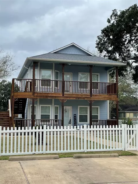 1018 S Booth Ln, Alvin, TX 77511