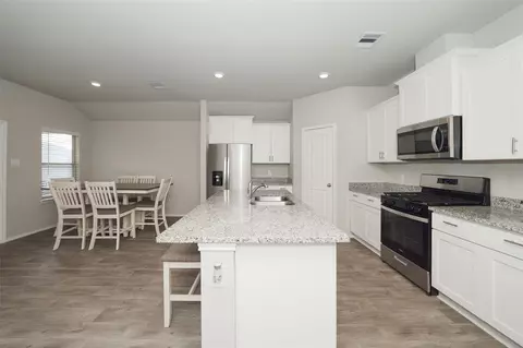 2407 Divot Ln, Navasota, TX 77868