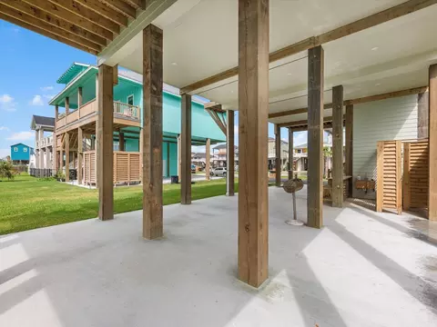 1998 Royalville Ct, Crystal Beach, TX 77650
