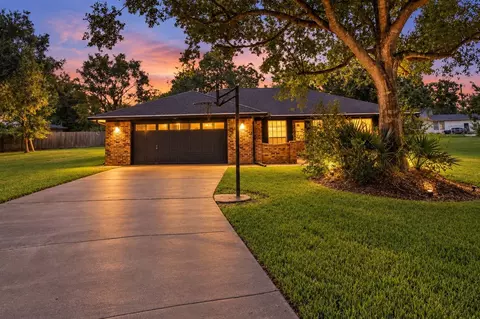 110 S Bow Dr, Jones Creek, TX 77541