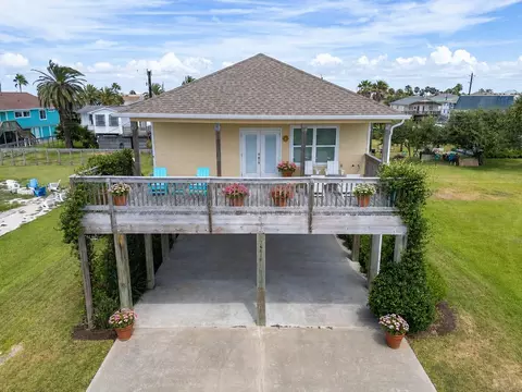 16610 Jolly Roger Rd, Jamaica Beach, TX 77554
