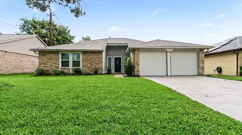 2431 Tall Ships Dr, Friendswood, TX 77546