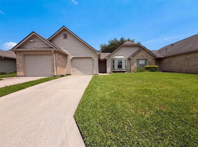 643 E Country Grove Cir, Pearland, TX 77584