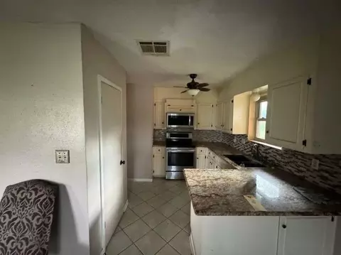 718 Westbury St, West Orange, TX 77630