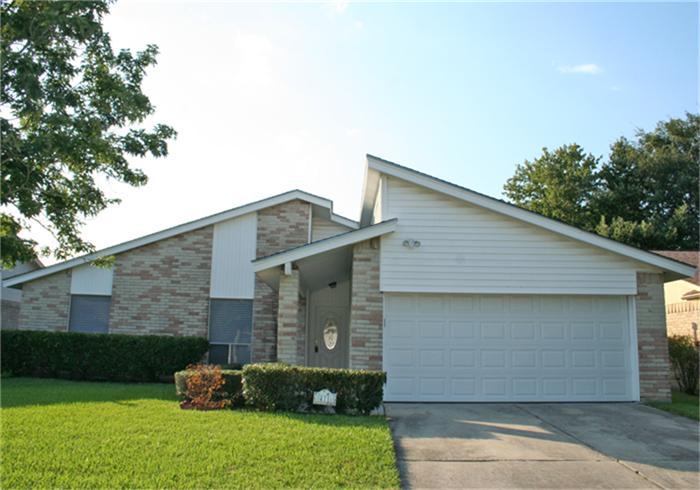 471 Buoy Rd, Webster, TX 77598 photo 1