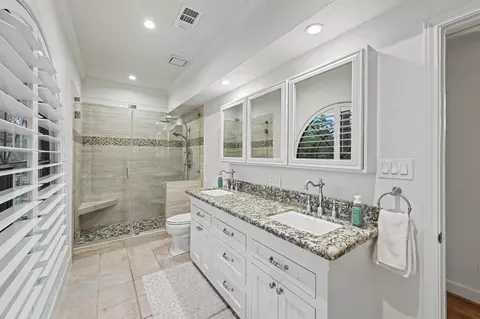 Bath - 22 Watertree Ct, Spring, TX 77380 photo 5 of 6