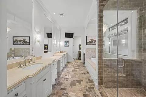 Bath - 22 Watertree Ct, Spring, TX 77380 photo 2 of 6