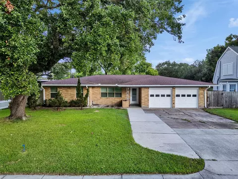 1939 1st St N, Texas City, TX 77590