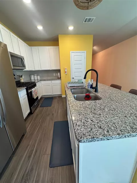Kitchen - 2441 Shellcracker Dr, Conroe, TX 77384 photo 4 of 6