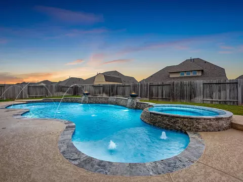 11811 St Augustine Dr, Mont Belvieu, TX 77535