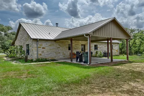 Exterior - 2003 Oakridge Rd, Weimar, TX 78962 photo 4 of 9