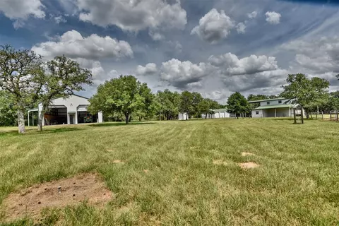 Exterior - 2003 Oakridge Rd, Weimar, TX 78962 photo 7 of 9
