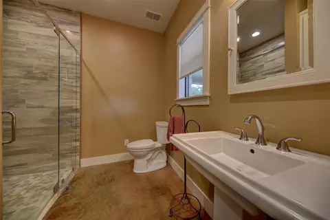 Bath - 2003 Oakridge Rd, Weimar, TX 78962 photo 2 of 2