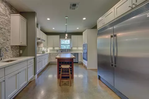 Kitchen - 2003 Oakridge Rd, Weimar, TX 78962 photo 2 of 4