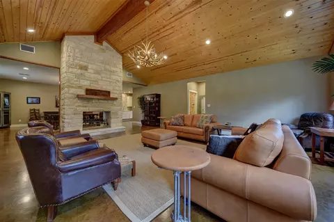 Living - 2003 Oakridge Rd, Weimar, TX 78962 photo 2 of 3