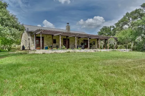 Exterior - 2003 Oakridge Rd, Weimar, TX 78962 photo 2 of 9
