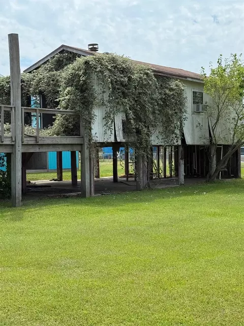 1067 East Rd, Crystal Beach, TX 77650