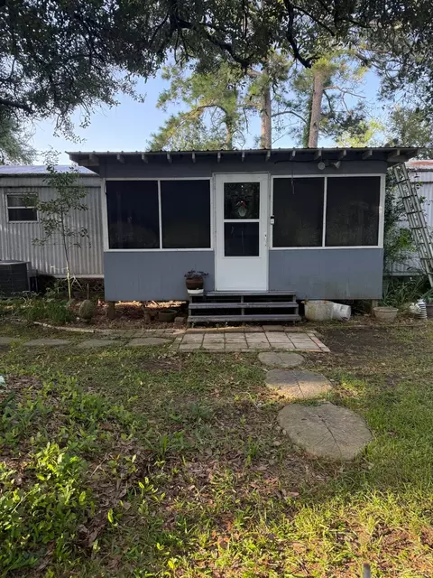 307 E Oak Ave, Winnie, TX 77665