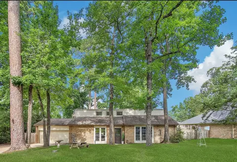 1728 E Lake Dr, Huntsville, TX 77340