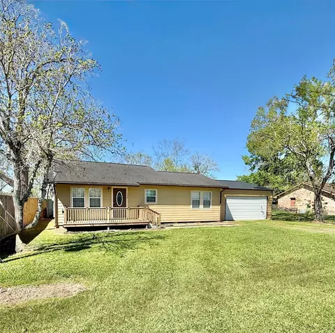 124 Bennett St, West Columbia, TX 77486