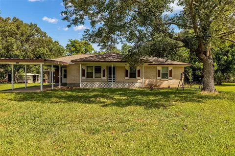 302 Channelview Dr, Anahuac, TX 77514